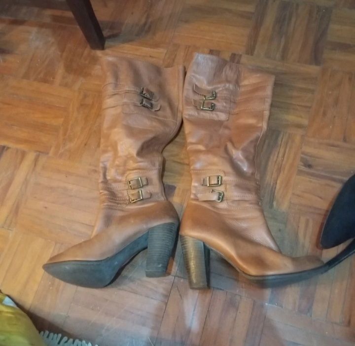 Botas castanhas de pele