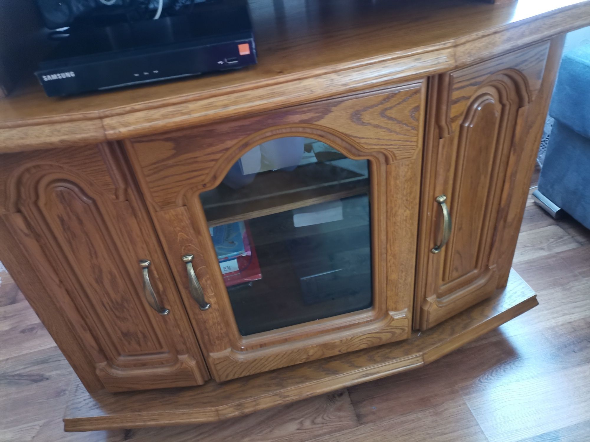 Stolik pod telewizor z półkami