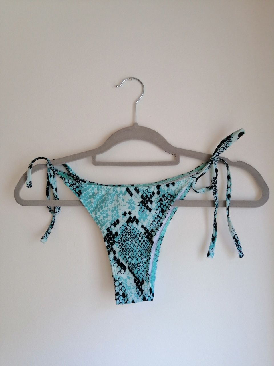 Bikini triangular estampado cobra + camisola curta