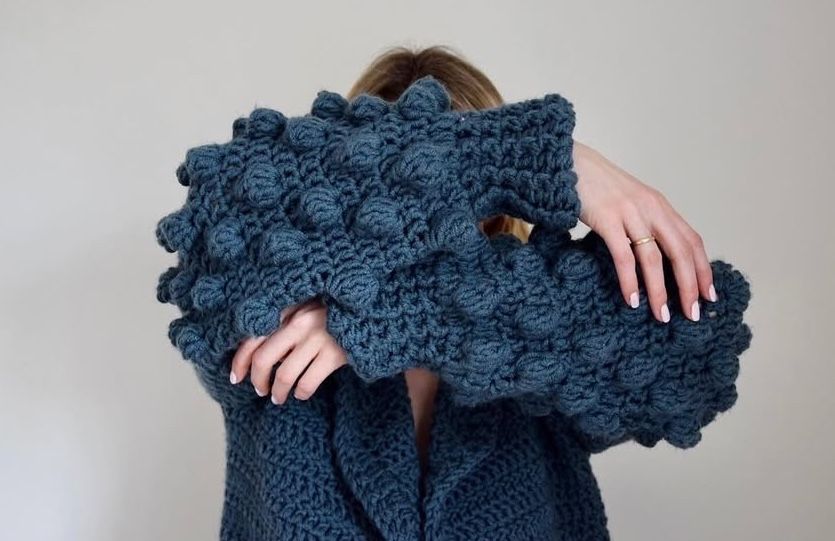Sweter z bąbelkami handmade brudny niebieski
