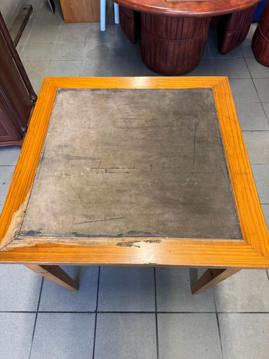 Mesa de jogo com gaveta