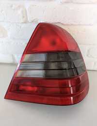 Lampa tylna Mercedes C-klasa W202 sedan prawa