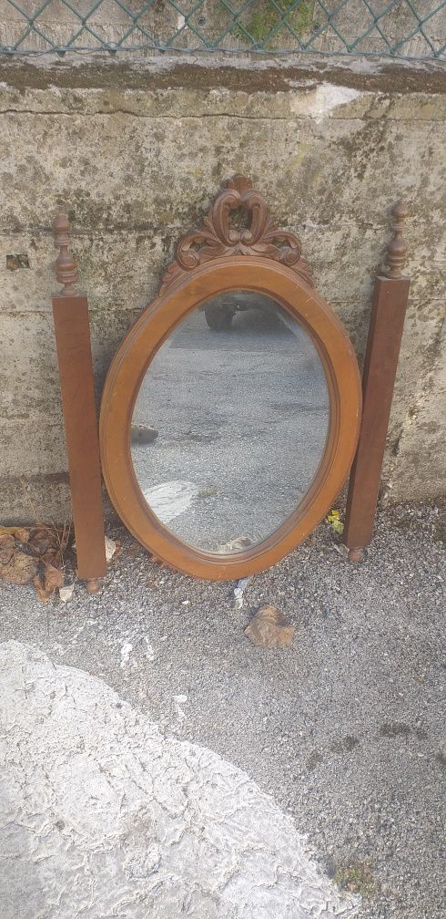 Espelho em madeira antigo. Oval de duas colunas