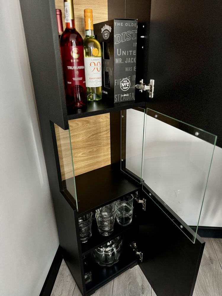 Czarna stojaca szafka na alkohol,barek