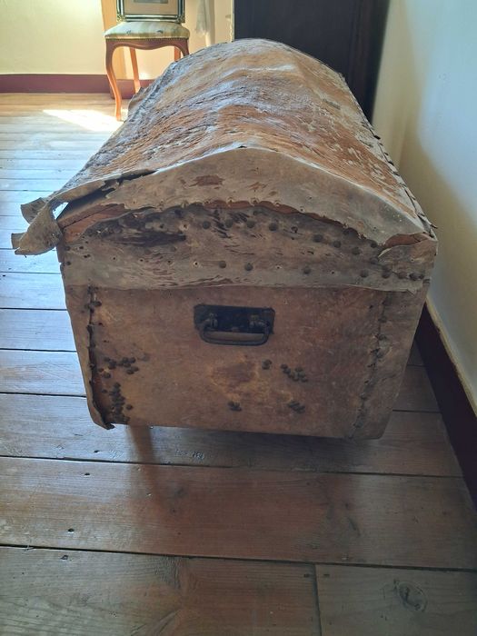Baú / Arca Muito Antigo Revestido a Pele
