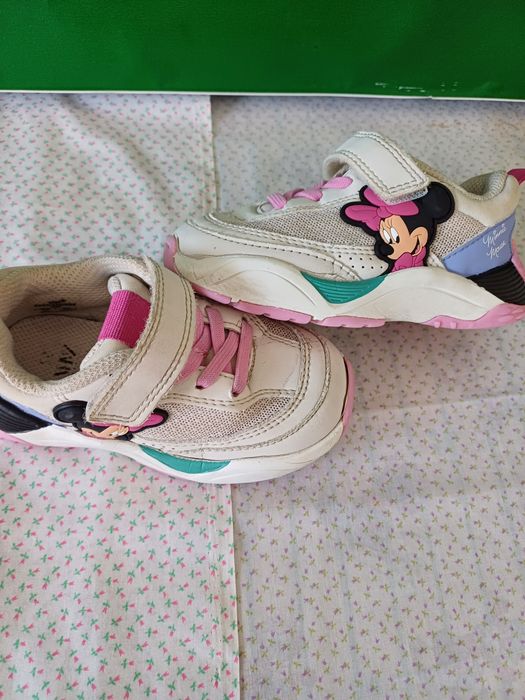 Sapatilhas da Miney tamanho 23. 3 euros.