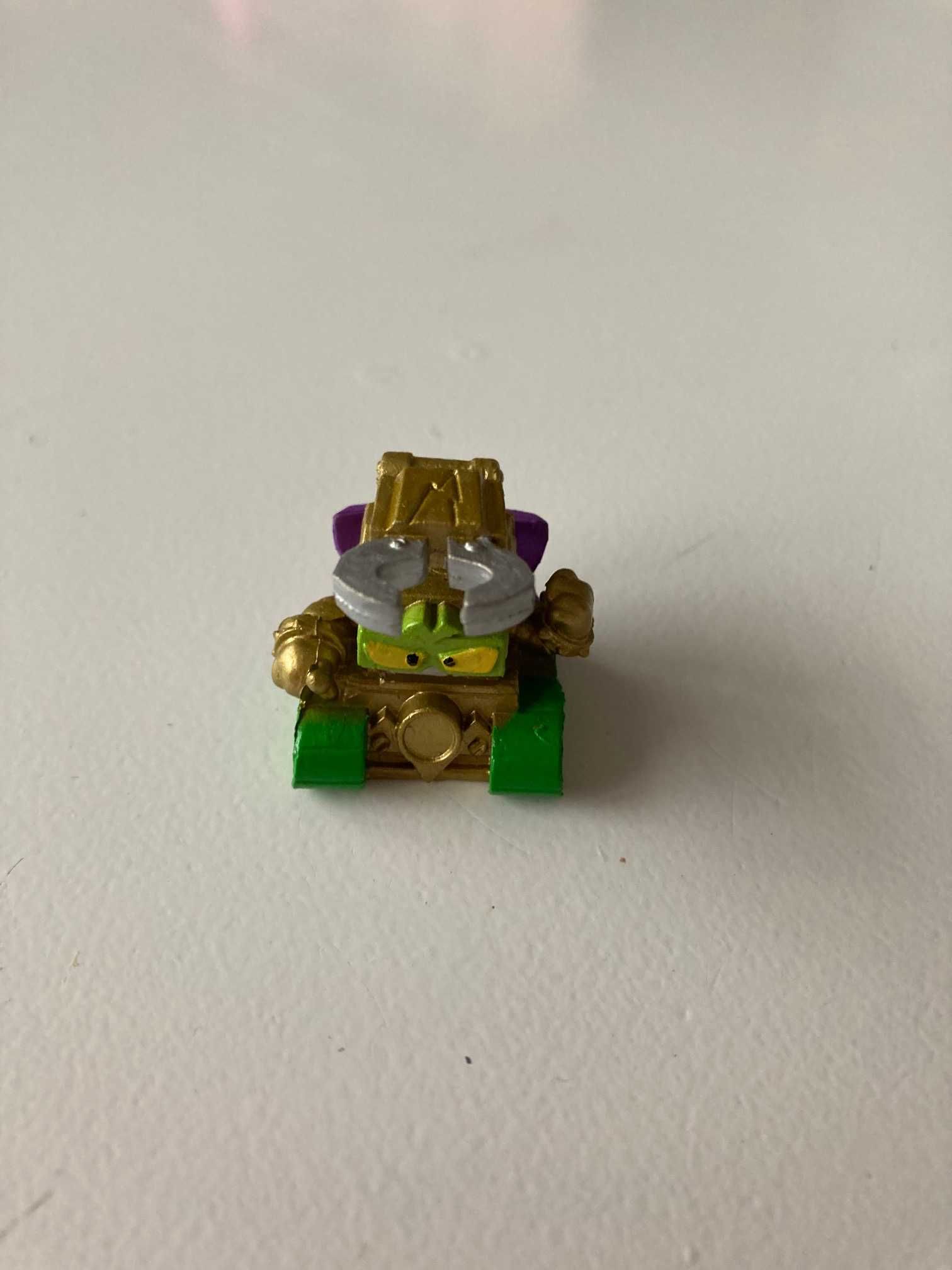 Sprzedam figurkę Super Things Super Rare Gold Finish Big Claw nr 470