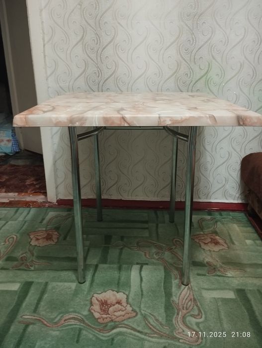 Хороший стіл та три стула