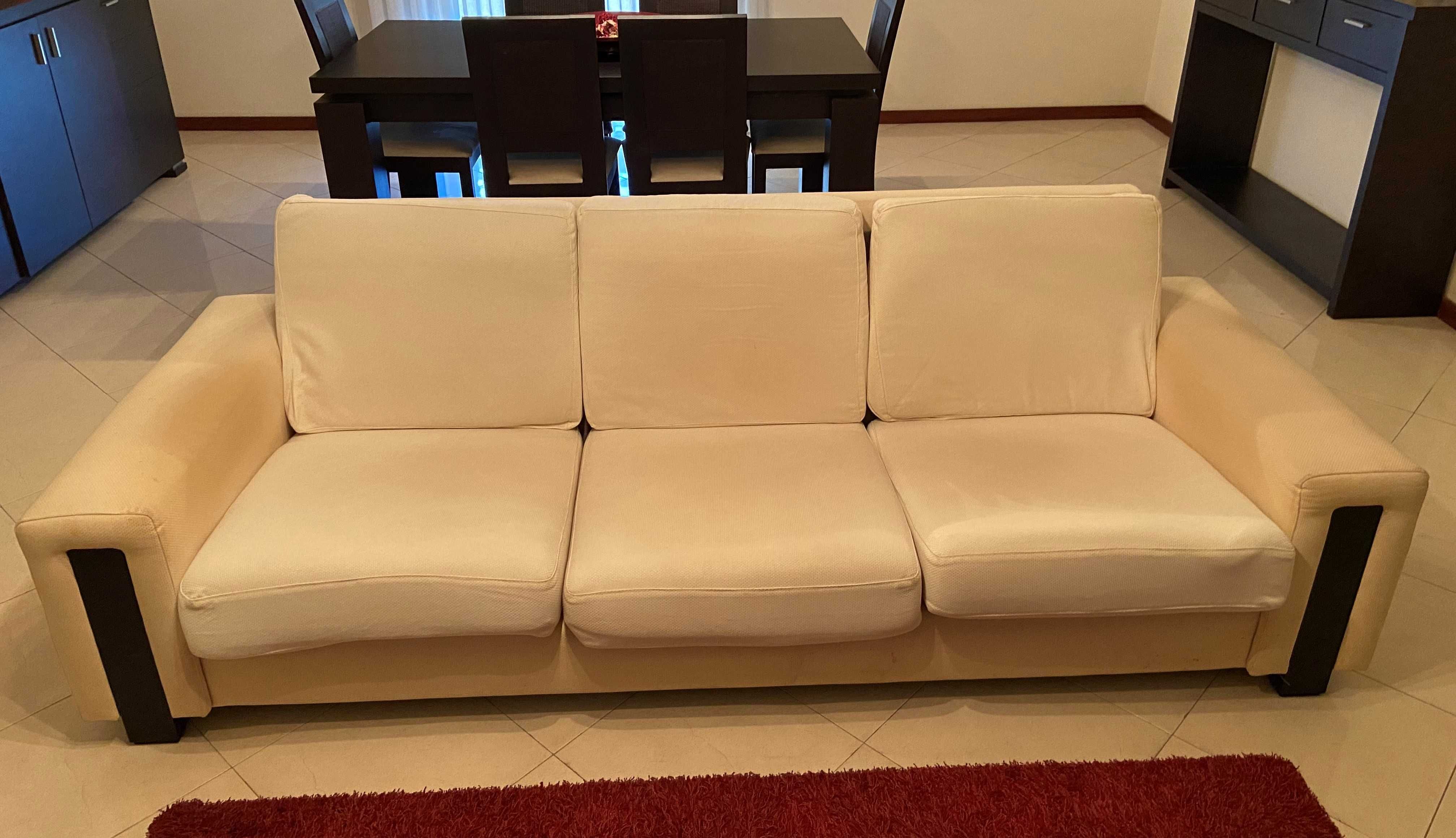 Sofa 3 Lugares Branco com duas Almofadas