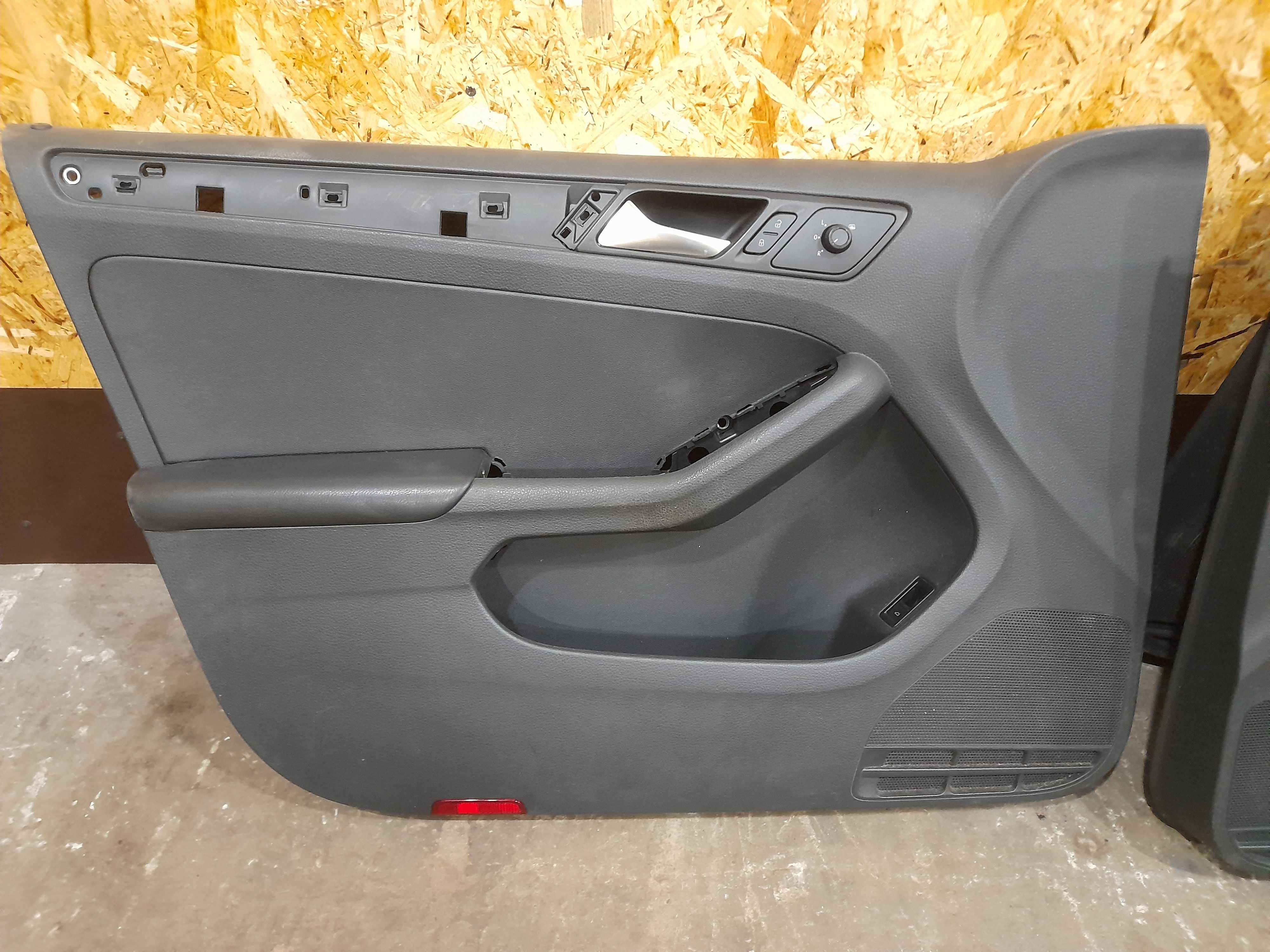 Обшивка двери карта VW Jetta 11-18 USA черн