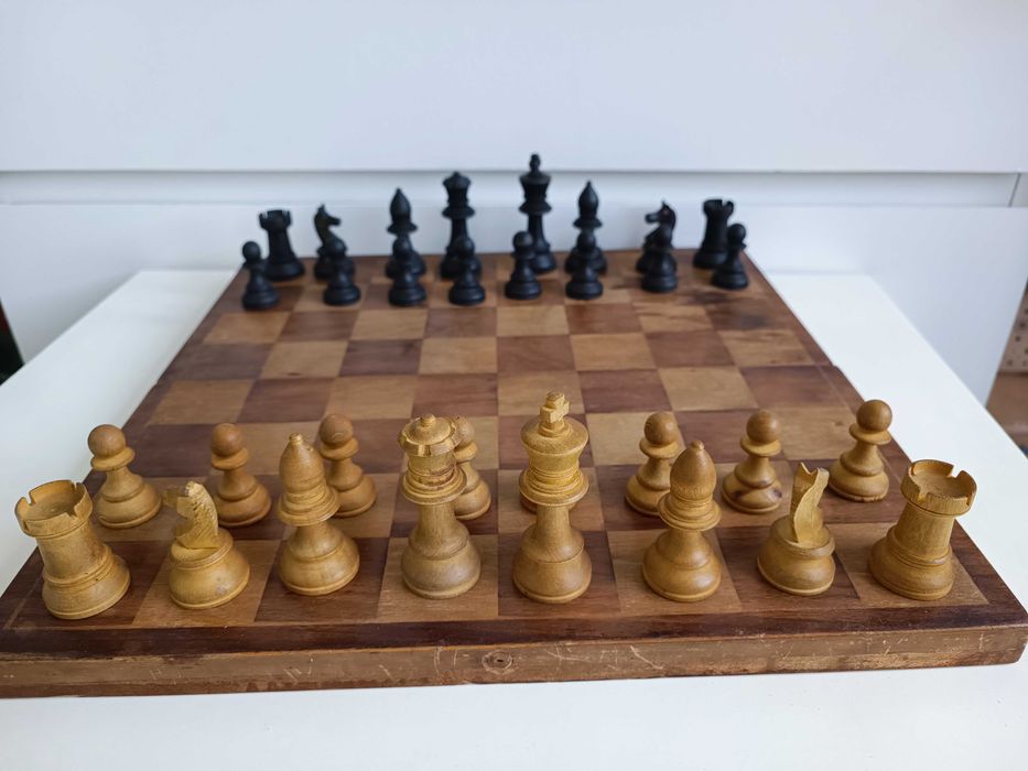 Drewniane szachy.Matowe wykończenie