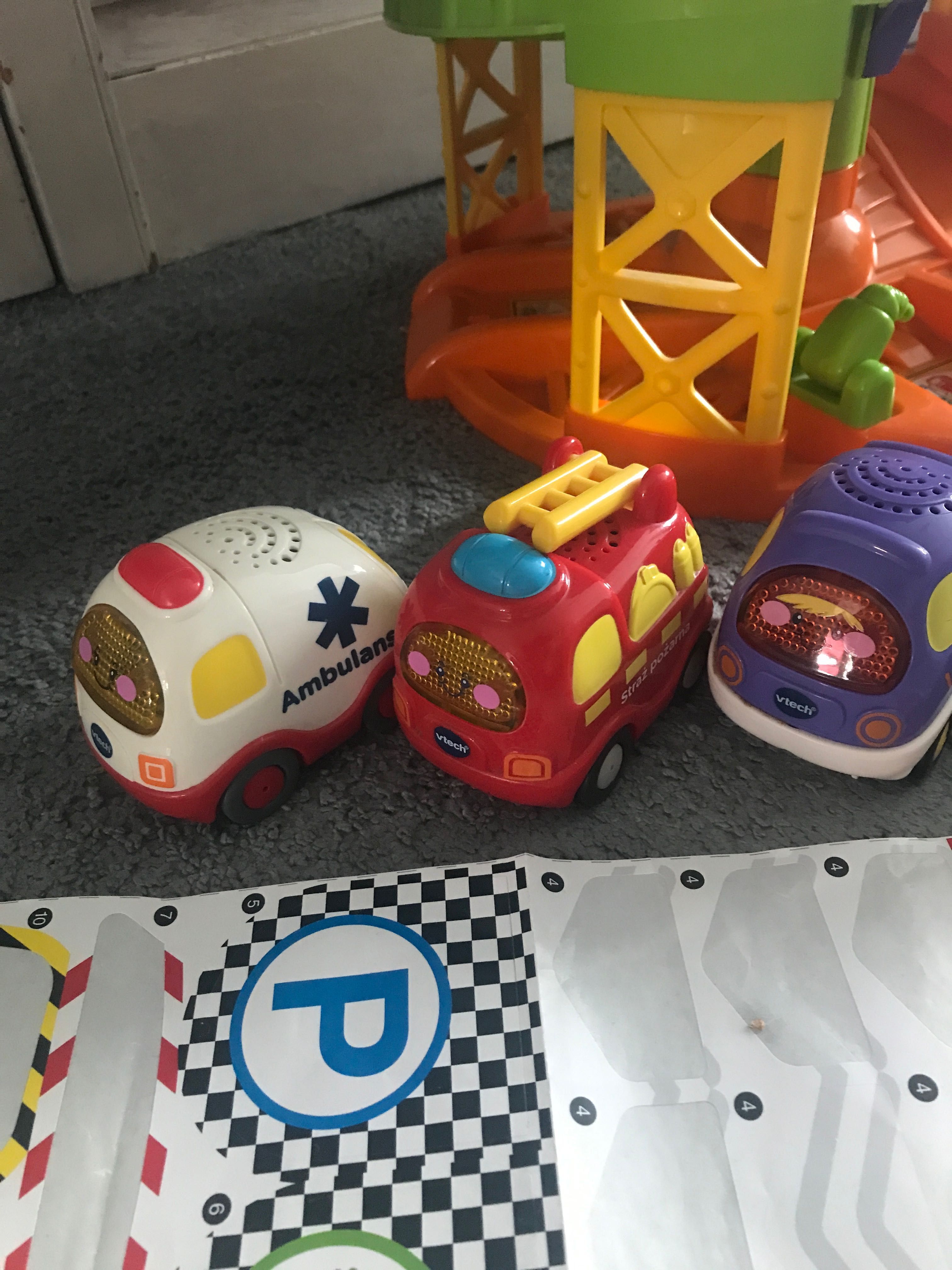 Wieża parkingowa Vtech z dodatkowymi autkami TutTut