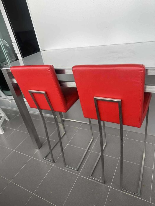 Mesa alta em aço inox e vidro + 2 cadeiras