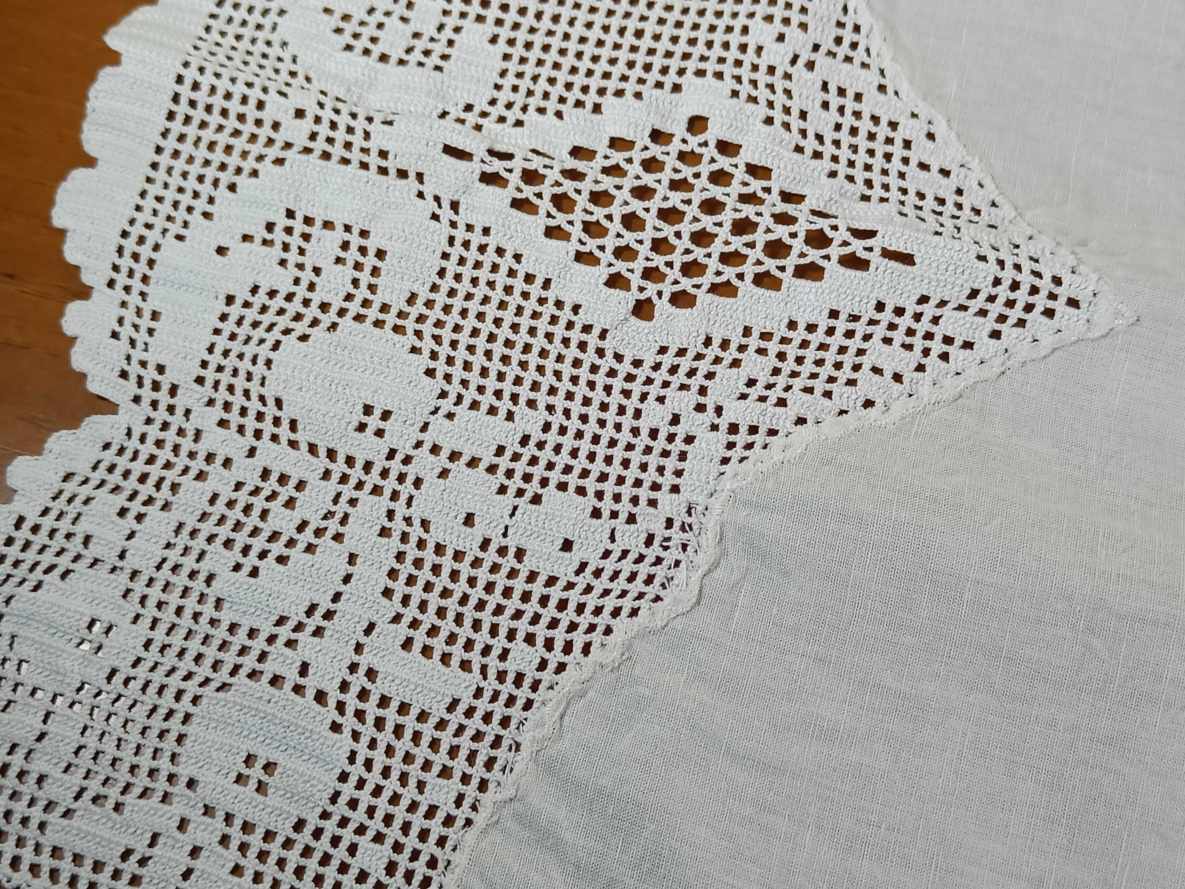 Toalha de cerimónia religiosa, tecido com detalhe em crochet branco