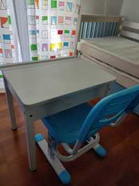 Małe biurko dziecięce z krzesełkiem biurowym