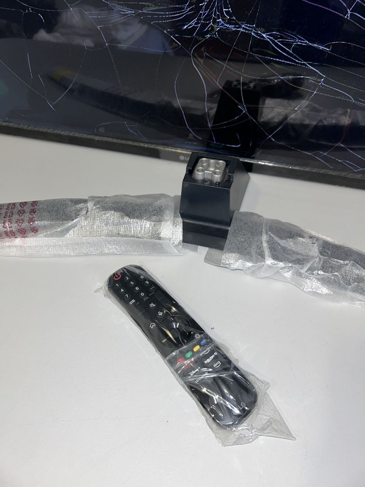 TV LG 65 polegadas com ecrã danificado