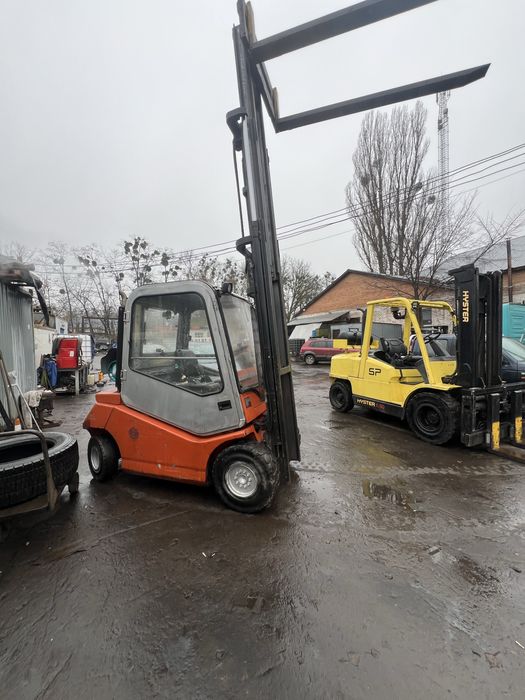 Навантажувач Тойота.  35