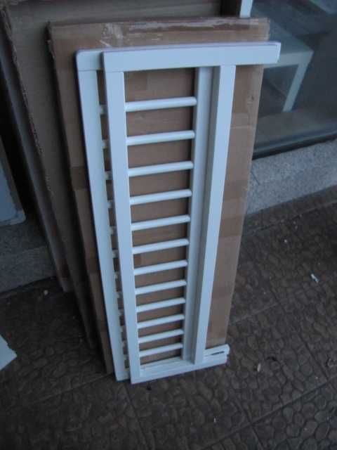 Barierka bramka do łóżka zabezpieczająca drewniana 90cm Pinolino