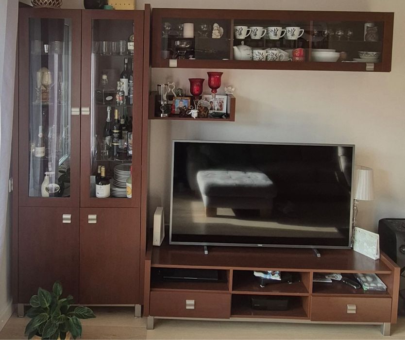 szklana witryna i stolik RTV