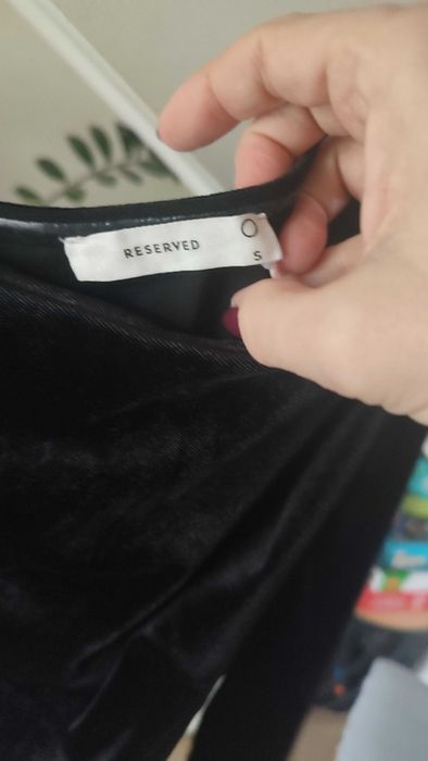 Śliczna nowa sukienka na jedno ramię