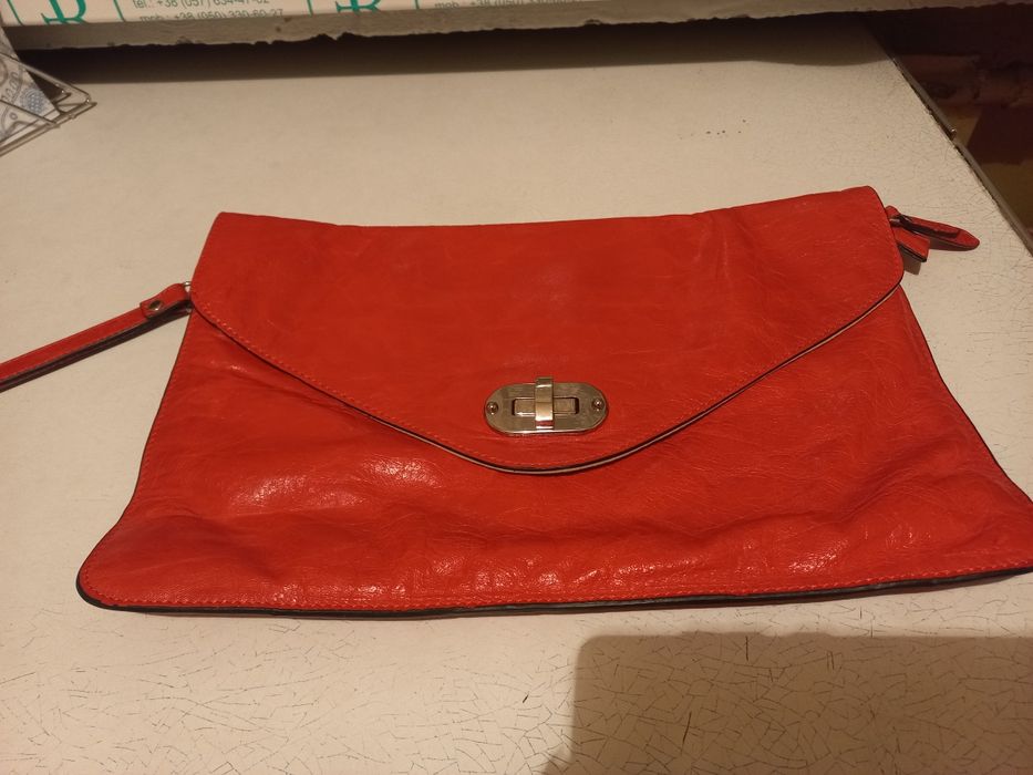 Кожаный клатч в очень хорошем состоянии
