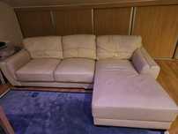 Chaise longe bege em pele sintética.  Pouco uso, em muito bom estado.