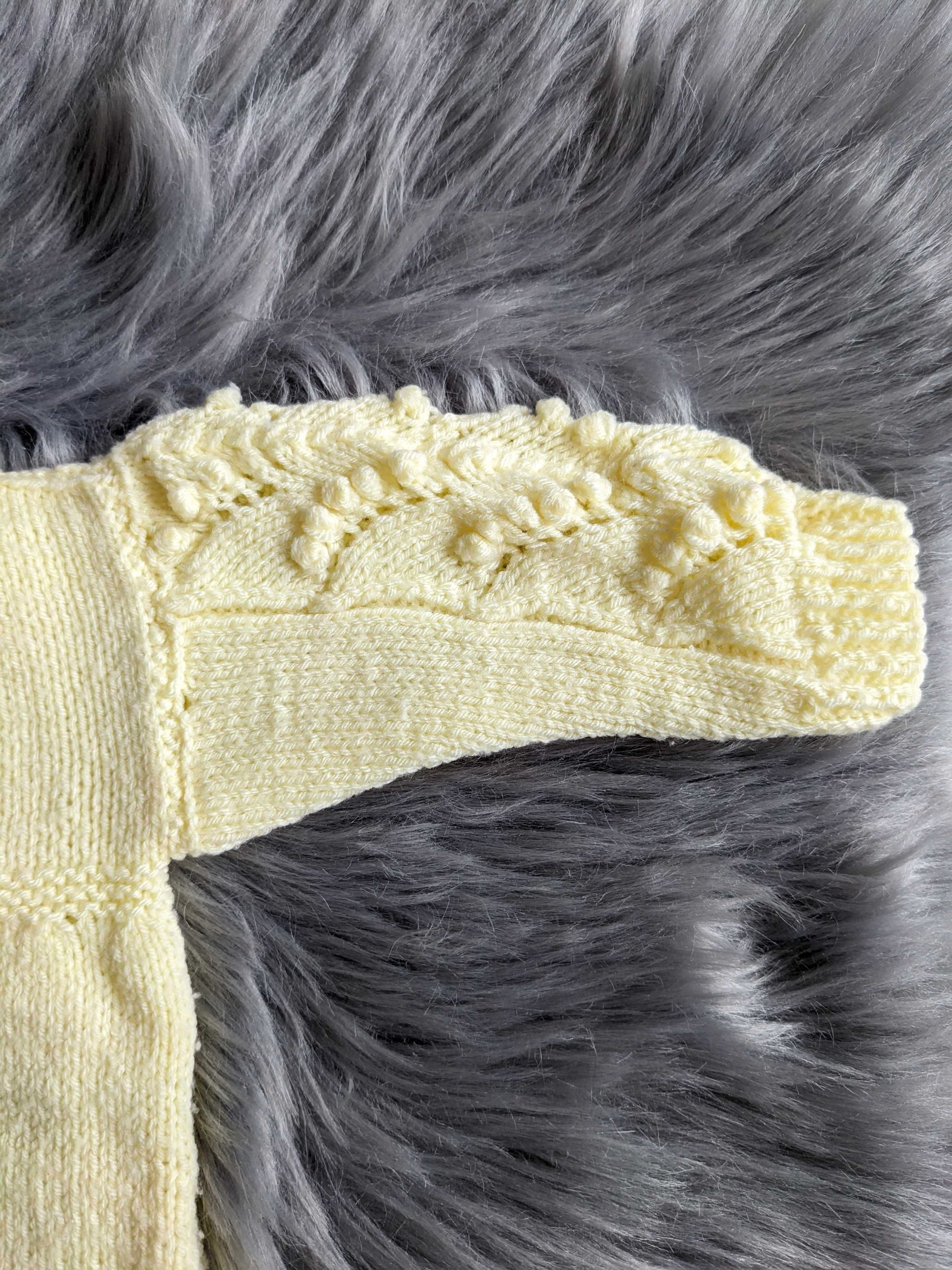 Sweterek niemowlęcy dł.29cm szer.29cm