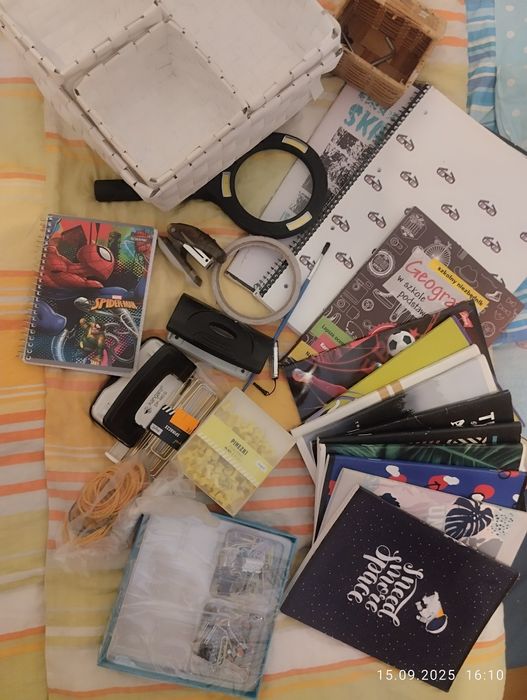 Zestaw organizery, zeszyty, lupa szkolne