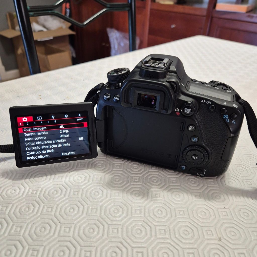 Canon 80D com lente Kit
