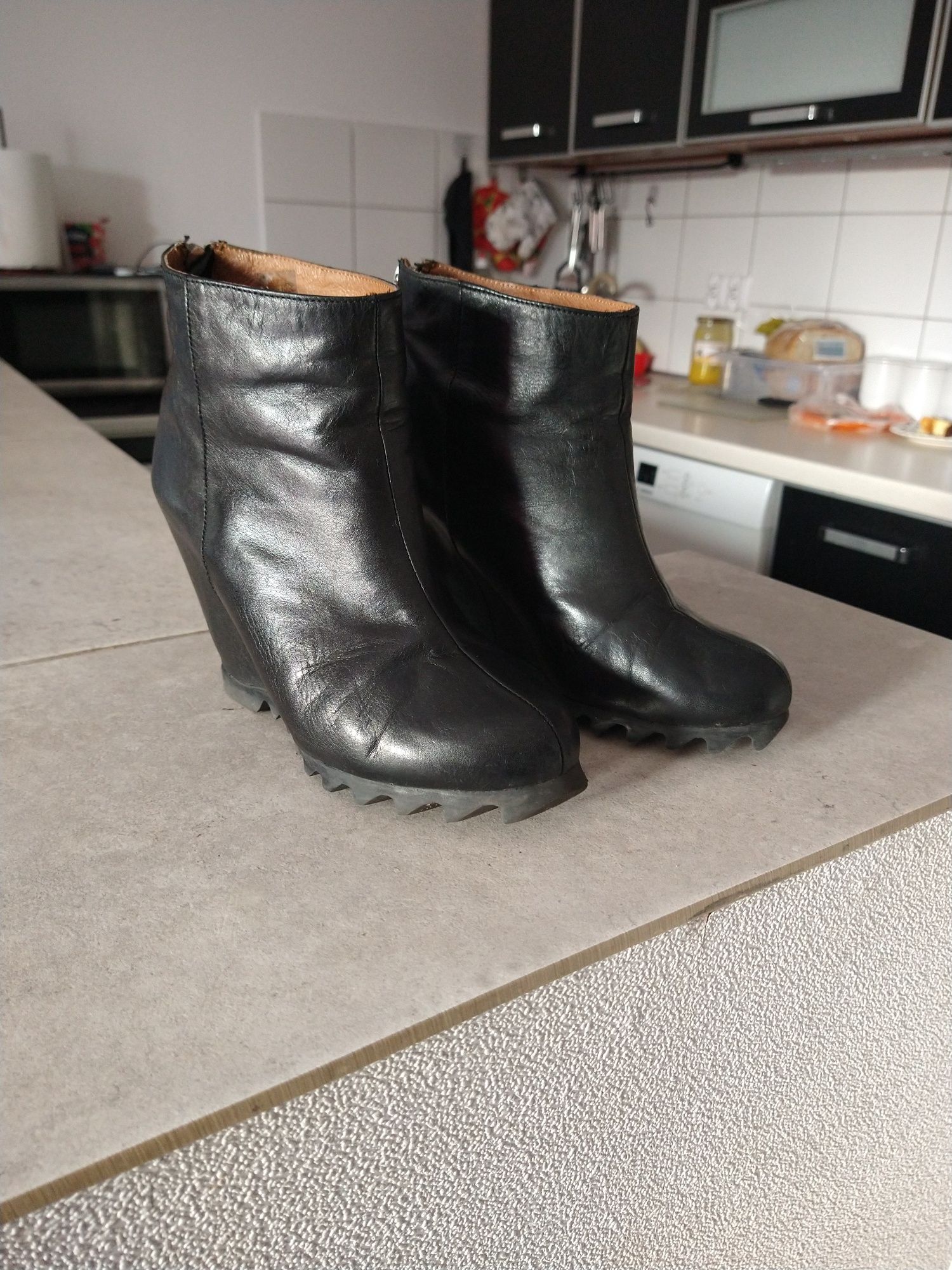Skórzane buty na koturnie 37 made in Portugal