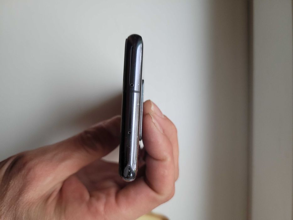 Samsung GALAXY S10e 6/128GB трещины на дисплее.