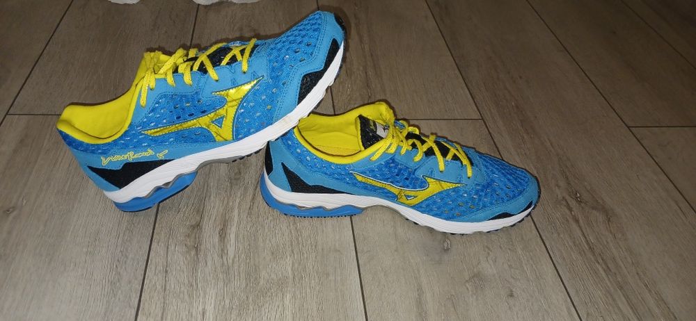 Продам кросівки Mizuno