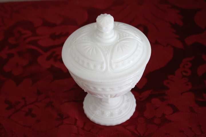 Bomboneira / pote coberto de vidro opalino