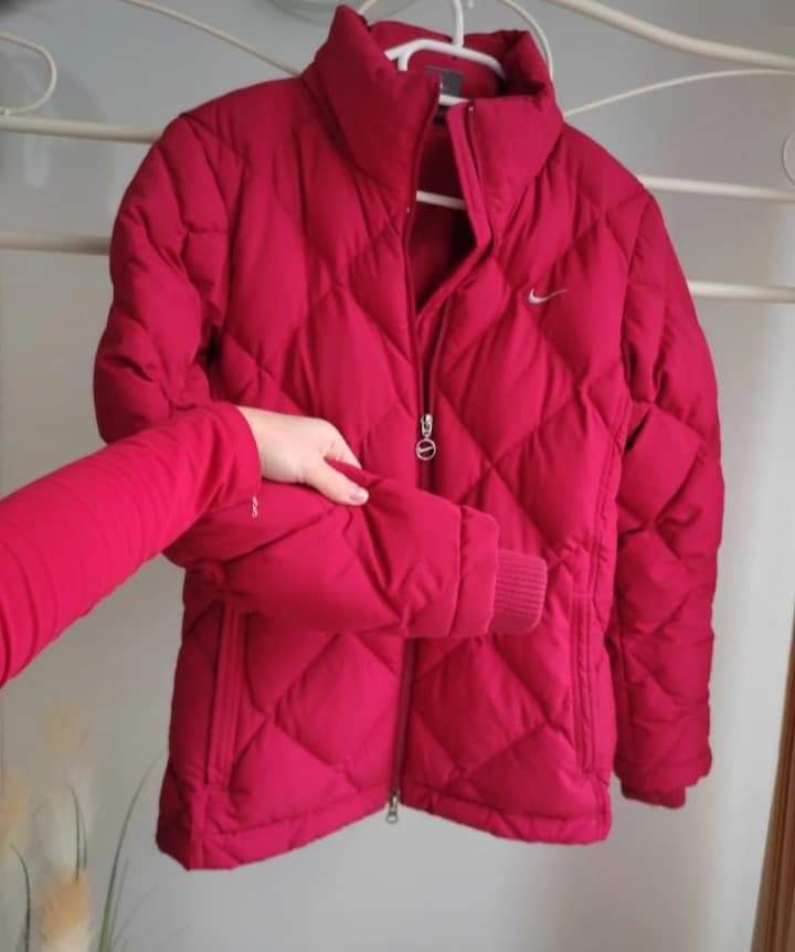 Czerwona puchowa kurtka Nike puffer, pikowana
Vintage, 90's