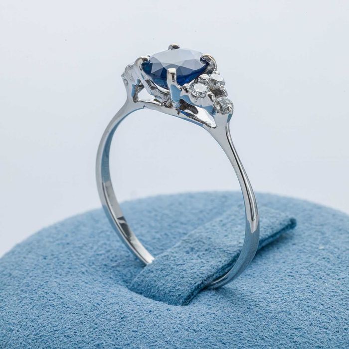 Złoty pierścionek z szafirem i diamentami (5796)