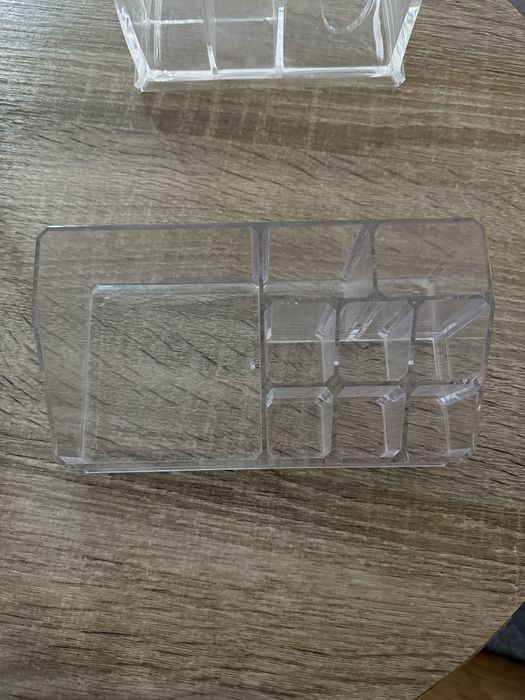 Dwa organizery plastikowe na kosmetyki