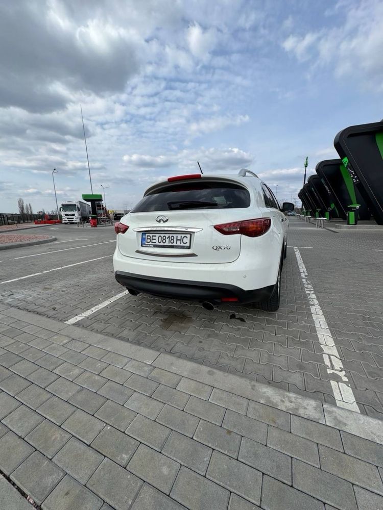 Infinity QX-70 Автомобіль