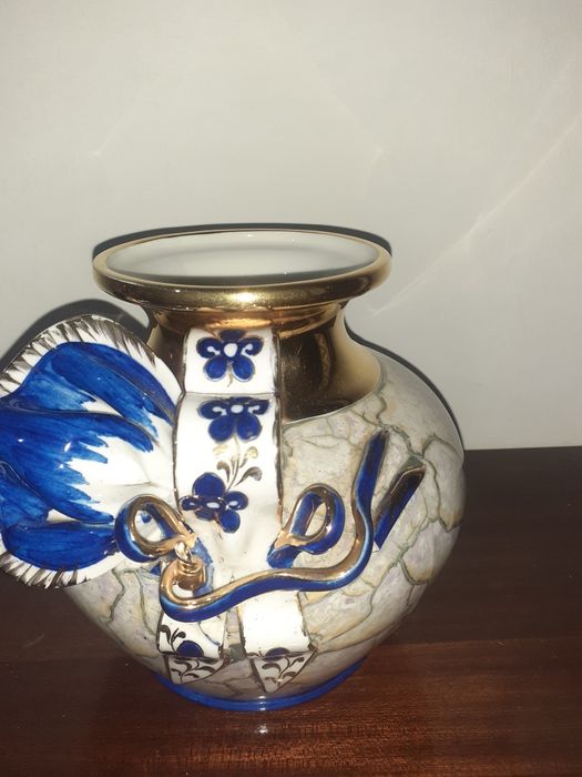 Jarra azul e dourada pintada à mão. Limonge