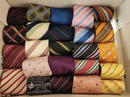 Zestaw pięknych 24 krawatów w różnych gamach kolorystycznych