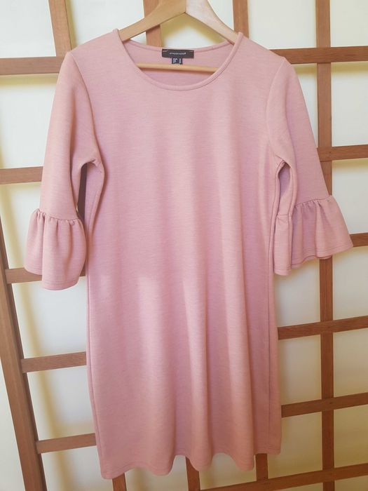 Sukienka w kolorze pudrowego różu.