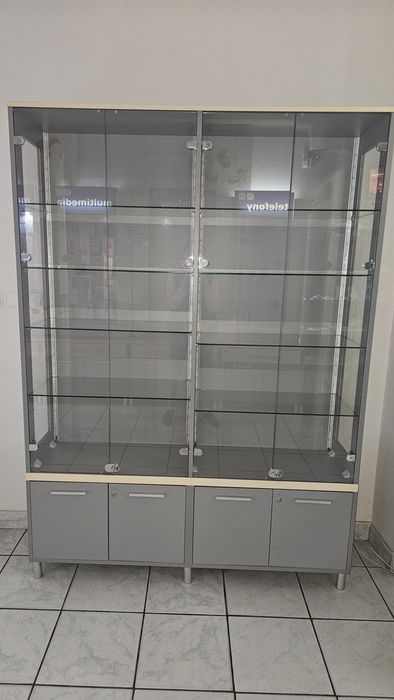 Meble sklepowe z oswietleniem