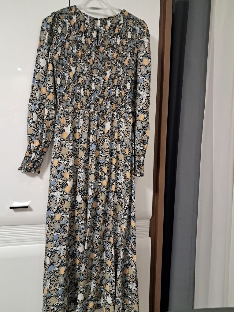 Suknia fit&flare w kwiaty rozm 38
M / 38 / 10·Bardzo dobry·C&A