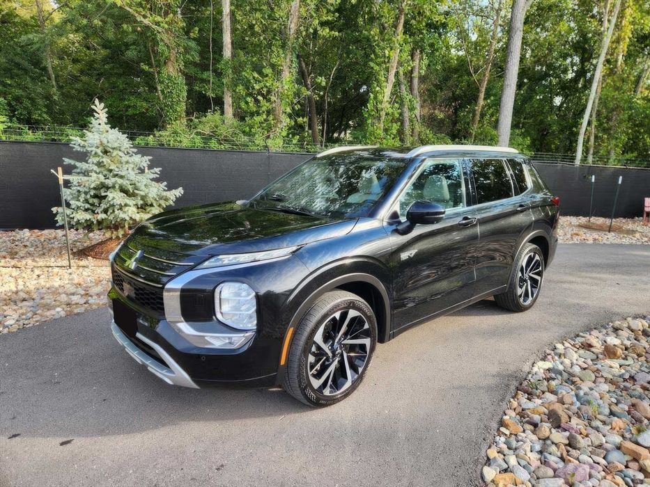 Mitsubishi Outlander      2024