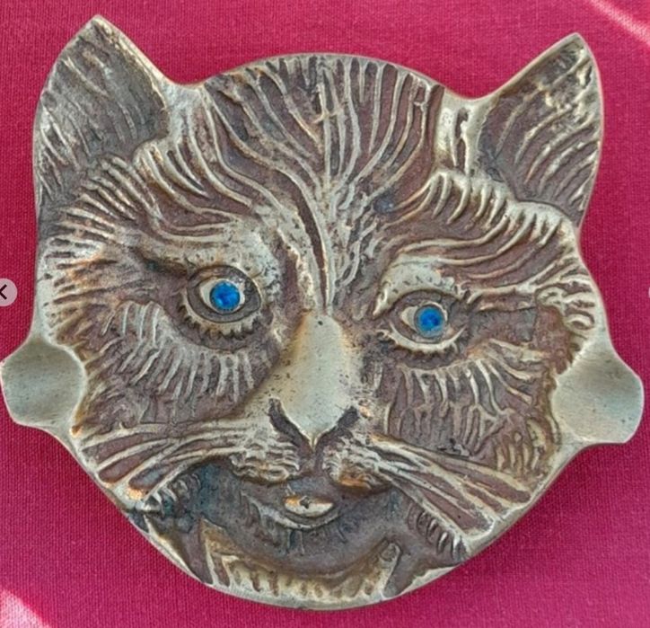 Antigo cinzeiro com formato de cabeça de gato