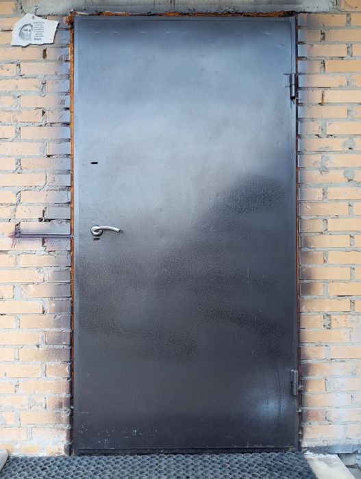Вхідні двері до технічних приміщень