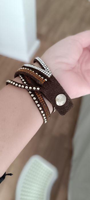 Pulseira castanha com brilhantes. Usado. Dá duas voltas ao pulso