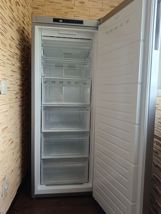 Продам морозильную камеру Vestfrost