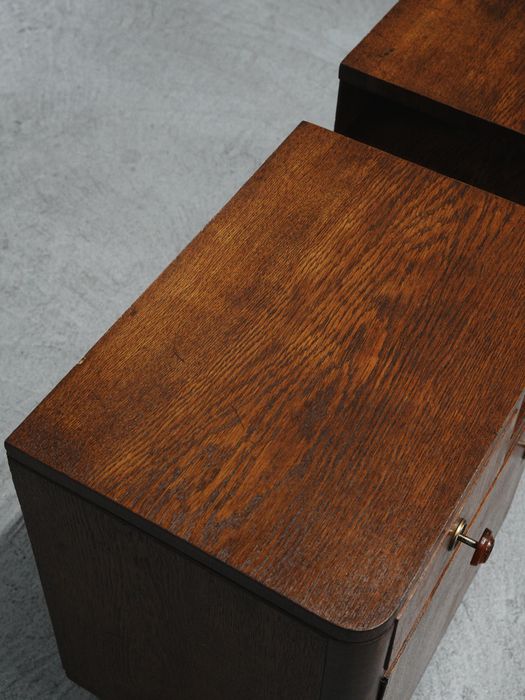 Mesas de cabeceira art deco em Carvalho maciço