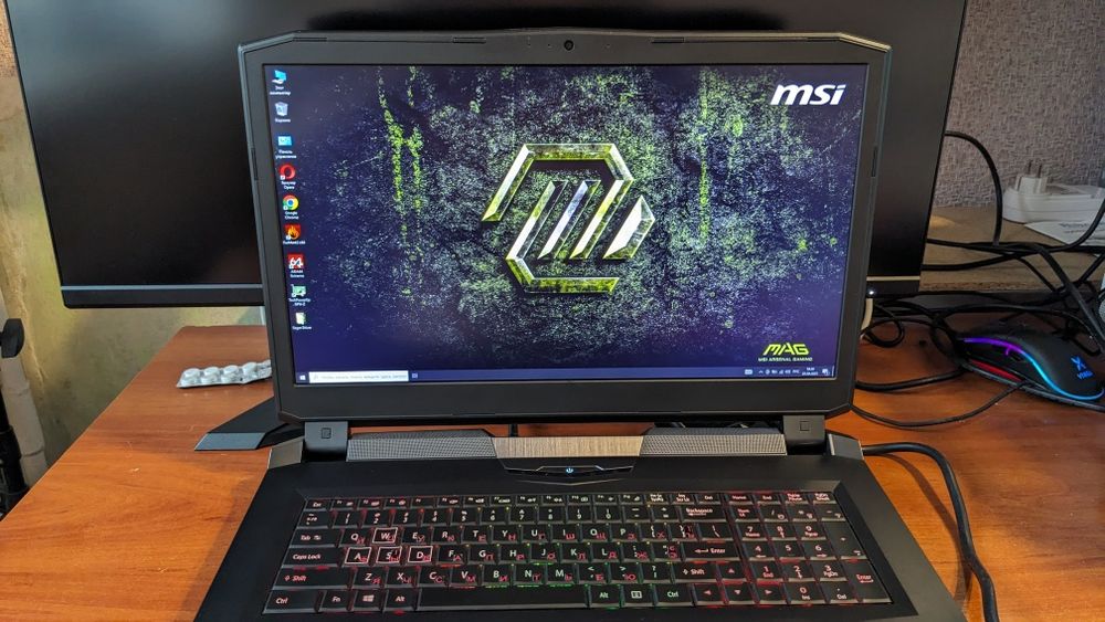 Большой 17.3 дюйма игровой ноутбук i7-K GTX1080 G-SYNC Full HD SSD+HDD