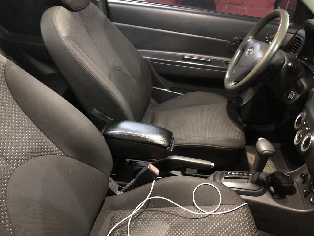 Hyundai Accent 2006-2011 Подлокотник в подстаканник
